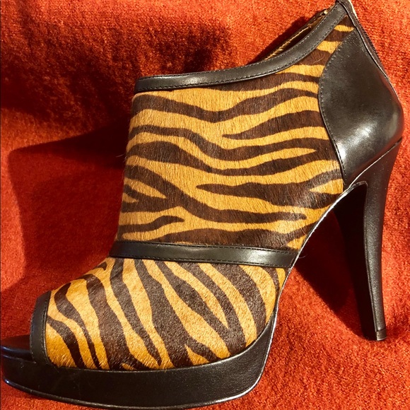 🔥SALE🔥ZEBRA STRIPPED HEELS - Picture 5 of 8
